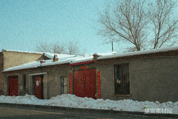 高清摄影 旧建筑，红门，地面上有积雪。