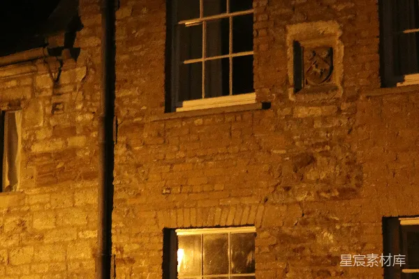 高清摄影 夜晚的旧砖砌建筑物外观
