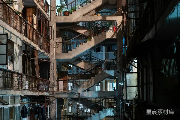 高清摄影 一个多层公寓楼的内部视角，可以看到楼梯。