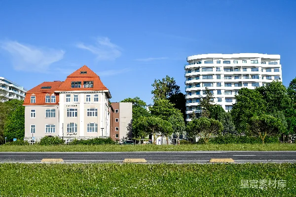 高清摄影 两座建筑物，周围有树木和蓝天