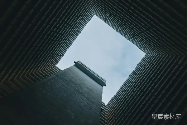 高清摄影 透过混凝土建筑物的竖井向上看天