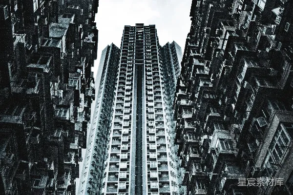 高清摄影 现代摩天大楼被密集的老住宅楼包围着。
