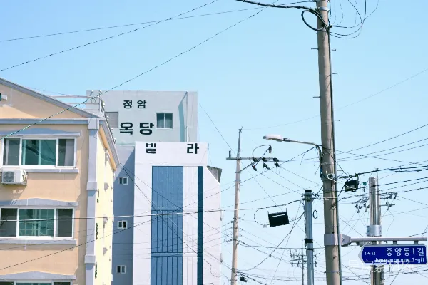 高清摄影 韩式建筑与错综复杂的电线在晴朗的天空下形成鲜明对比。