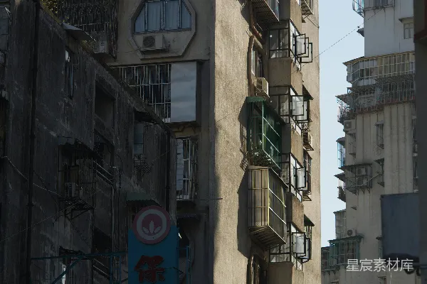 高清摄影 高而窄的建筑物，有许多窗户和阳台。