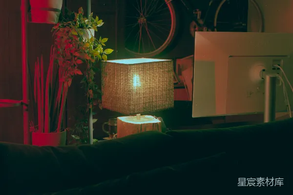 高清摄影 黑白相间的自行车旁边有一个白色的木制柜子