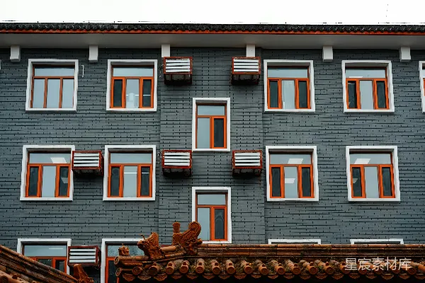 高清摄影 现代建筑外立面，重复排列的窗户和空调机组