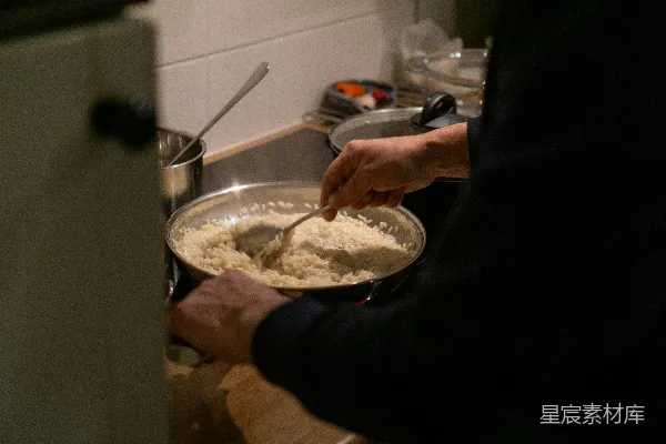 高清摄影 一个人在炉子上搅拌一碗食物。
