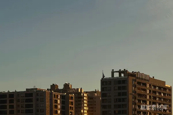 高清摄影 日落时分，阳光在公寓大楼上闪烁。