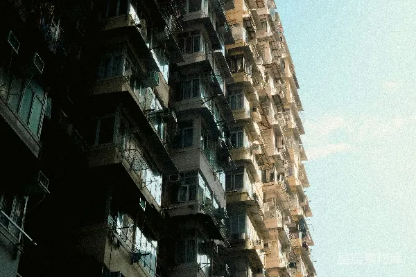 高清摄影 蓝天下的多层公寓楼，有许多阳台。