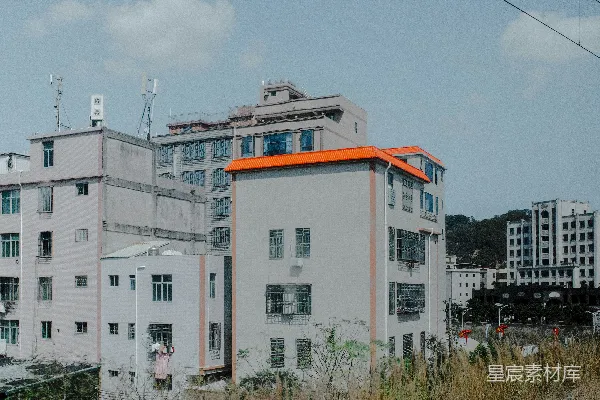 高清摄影 阴云密布的天空下，铁路两旁是排列整齐的建筑物。