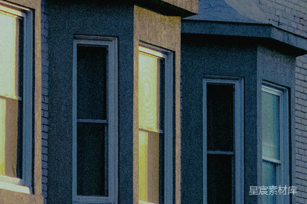 高清摄影 砖砌建筑上的拱形窗在黄昏时分