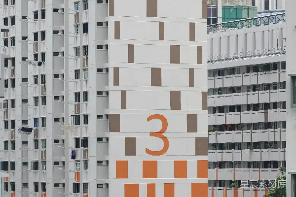 高清摄影 高层公寓建筑，外墙有图案装饰和编号标识。