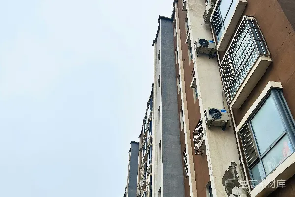 高清摄影 低处视角俯瞰公寓楼，背景是多云的天空。