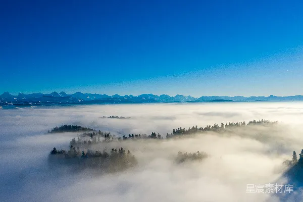 高清摄影 山间云雾缭绕的一景