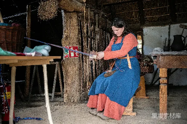 高清摄影 穿着历史服饰的女人正在使用工具
