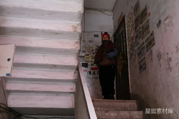 高清摄影 一个人正在一幢建筑的混凝土楼梯上行走。