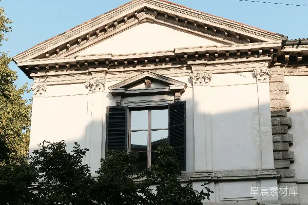 高清摄影 古典建筑立面，带有窗户和树木。