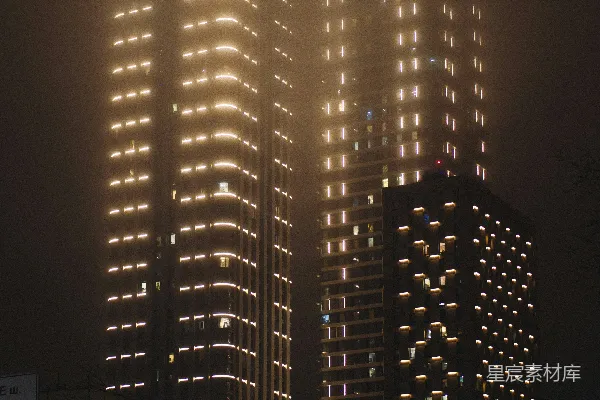 高清摄影 夜晚大雾中灯火通明的高楼大厦