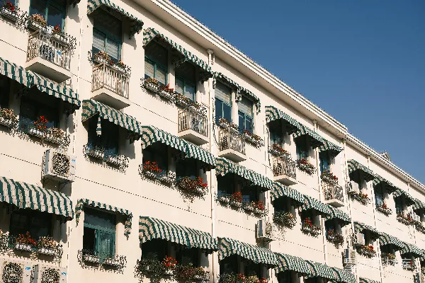 高清摄影 带有许多窗户和遮阳篷的建筑外立面