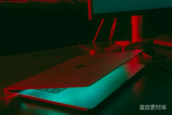 高清摄影 黑色平板电视打开在棕色木桌上
