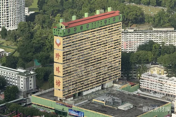 高清摄影 高大的公寓楼，屋顶是绿色和红色的。