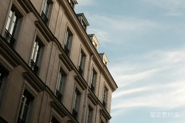 高清摄影 一座建筑的外墙映衬着多云的天空。