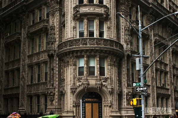 高清摄影 装饰华丽的建筑外立面，街角处人来人往。