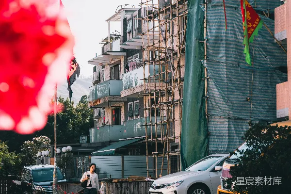 高清摄影 正在建设中的建筑物，一个人走过。
