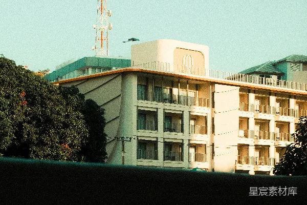 高清摄影 现代建筑在清澈的天空下，有阳台。