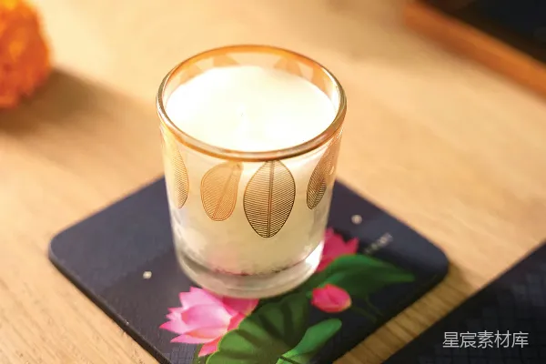 高清摄影 一杯牛奶放在隔热垫上。