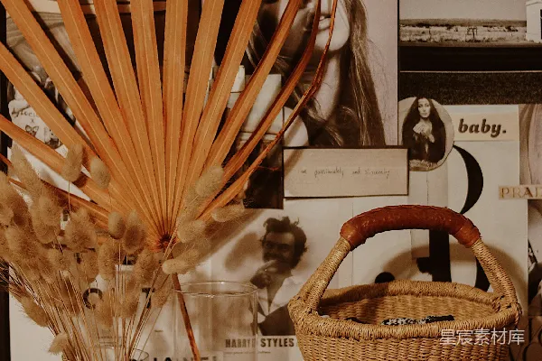 高清摄影 棕色编织篮子放在玻璃桌子上