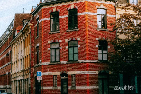高清摄影 红砖建筑在鹅卵石街道上。