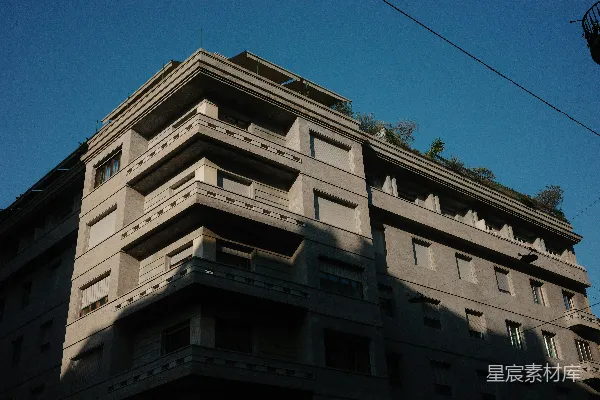 高清摄影 现代混凝土建筑，带有阳台和屋顶植物。