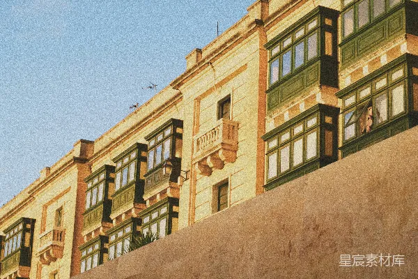 高清摄影 在清澈的蓝天背景下，建有绿色阳台的建筑