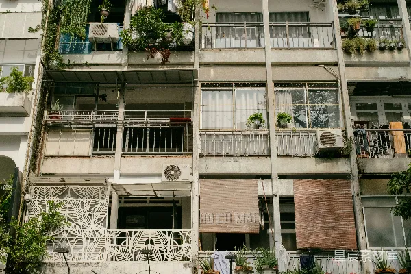 高清摄影 公寓楼的阳台上有植物和空调。