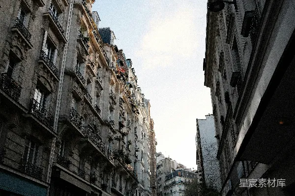 高清摄影 晴朗的天空下，高楼大厦沿着狭窄的街道排列。