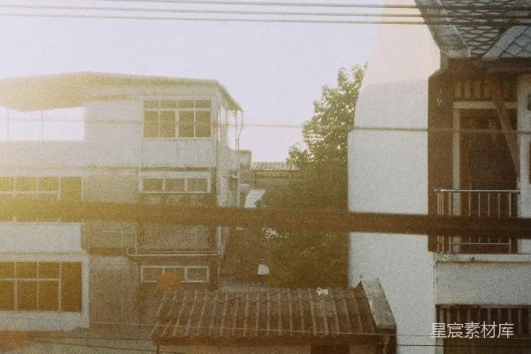 高清摄影 在雾霾笼罩的天空下，建筑物和输电线显得模糊不清。