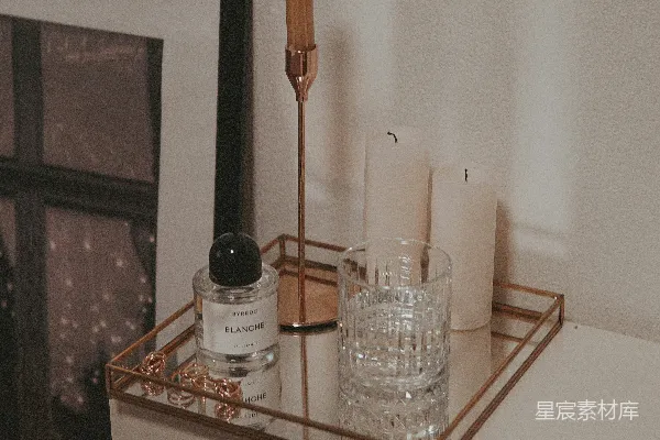 高清摄影 干净的水杯放在白色的木桌上