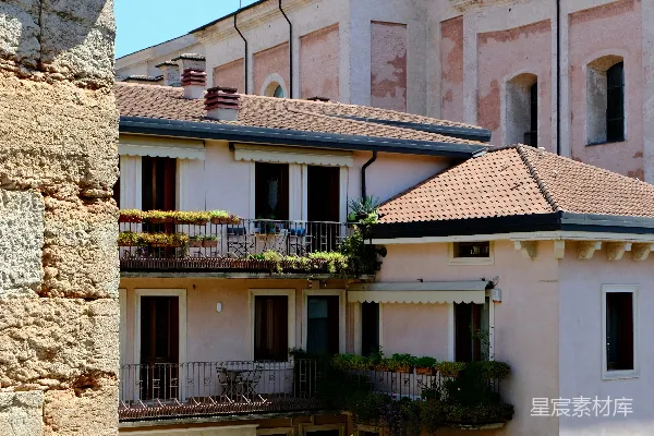 高清摄影 带有阳台和绿树的建筑物在蓝天之下