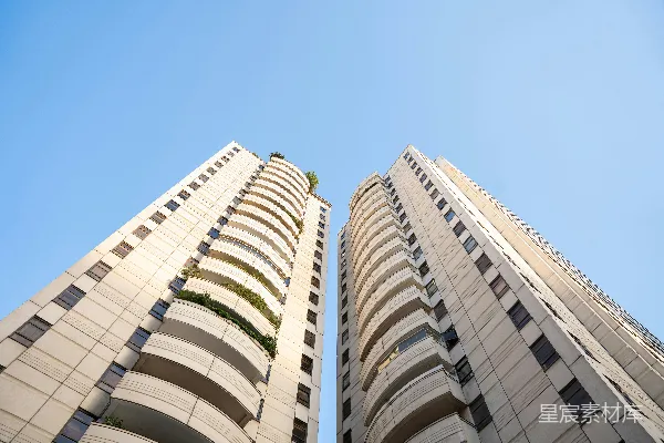 高清摄影 两栋高大的现代化建筑在清澈的蓝天背景下。