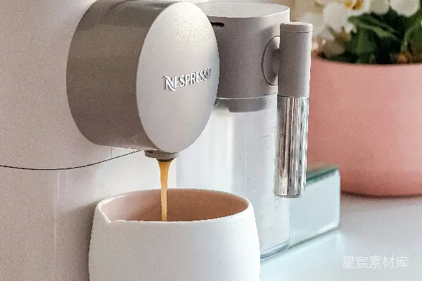 高清摄影 咖啡从机器倒入白色杯子中。