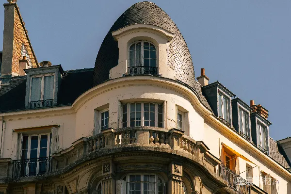 高清摄影 优雅的巴黎建筑，带有华丽的阳台和 dormer 窗。