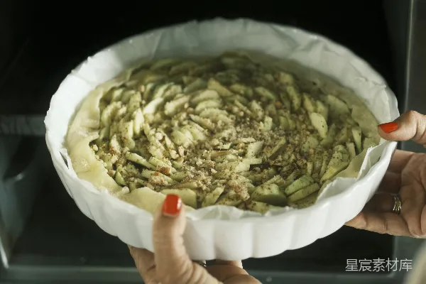 高清摄影 一个人拿着一碗食物站在烤箱前