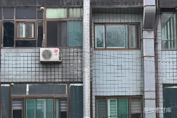 高清摄影 带有管道和窗户的建筑外墙