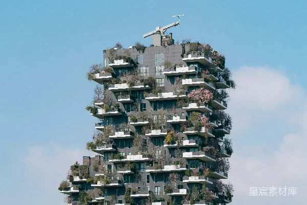 高清摄影 一座非常高大的建筑，有许多窗户和阳台。