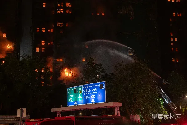高清摄影 消防员在夜间用水扑灭一栋建筑物的火灾。