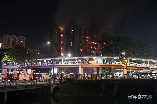 高清摄影 夜间起火，现场有紧急服务人员在场。