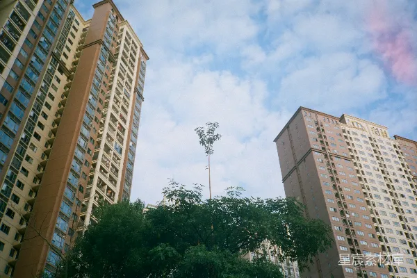高清摄影 高耸的公寓楼在阴云密布的天空下。
