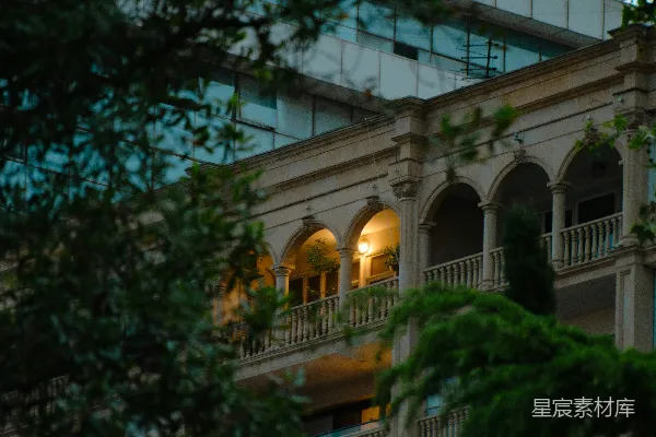 高清摄影 黄昏时分，华丽的建筑上挂着灯，窗户透出温暖的光芒。