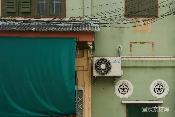 高清摄影 绿色建筑外墙，带有装饰性窗户和空调